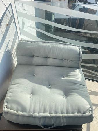 Rehbock am Holzschild Rehbock am Holzschild