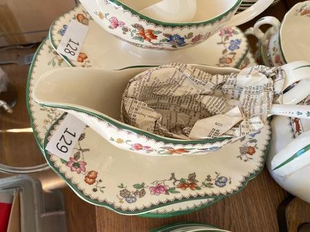 1 Sauciere mit Löffel 1 Sauciere mit Löffel