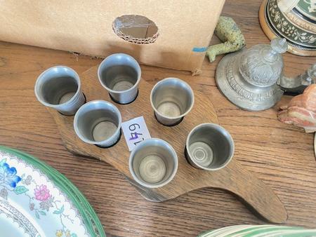 6 Zinbecher auf Holzbrett 6 Zinbecher auf Holzbrett