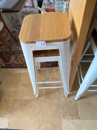 2 Barhocker Metal mit Holzsitz 2 Barhocker Metal mit Holzsitz