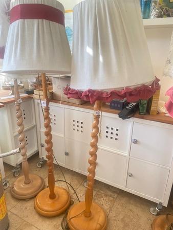 Gedrechselte Lampen 150 und Große Lampenschirme 45- 55 Durchmesser höhenverstellbar Gedrechselte Lampen 150 und Große Lampenschirme 45- 55 Durchmesser höhenverstellbar