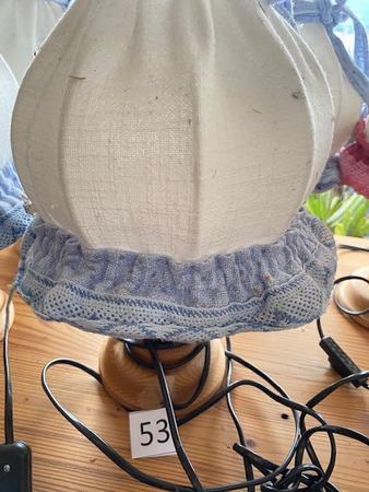 2 Gedrechselte Lampen Nachttisch mit Stoffschrim 2 Gedrechselte Lampen Nachttisch mit Stoffschrim