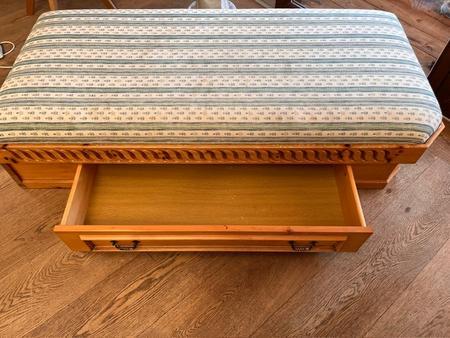 Tagesbett Zirbenholz mit Lade 80x175 h 45 Tagesbett Zirbenholz mit Lade 80x175 h 45