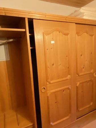 Vogelauer Kasten mit Schiebetüre plus Ablage für Koffer und Gadarobe 226/193 /63 Vogelauer Kasten mit Schiebetüre plus Ablage für Koffer und Gadarobe 226/193 /63