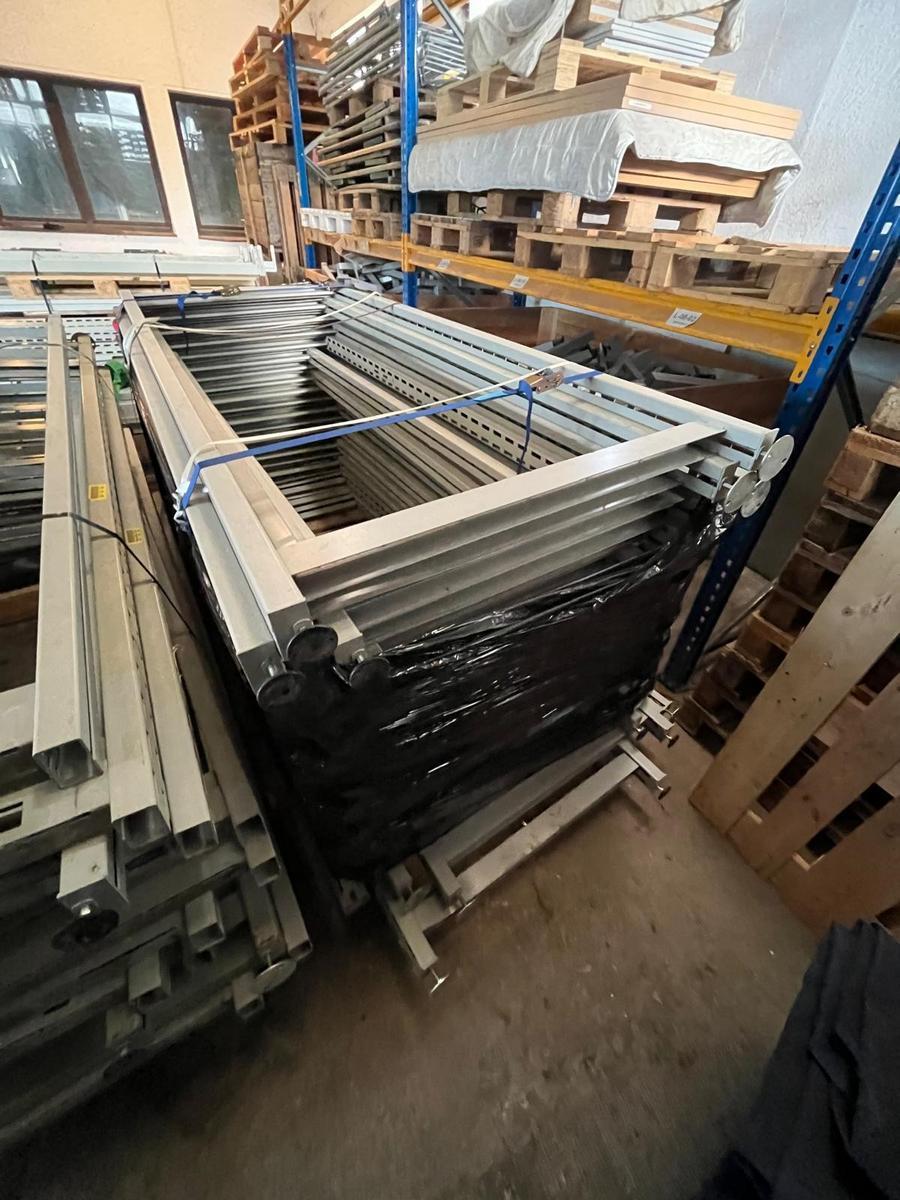 ca. 40 Laufmeter Regalanlage