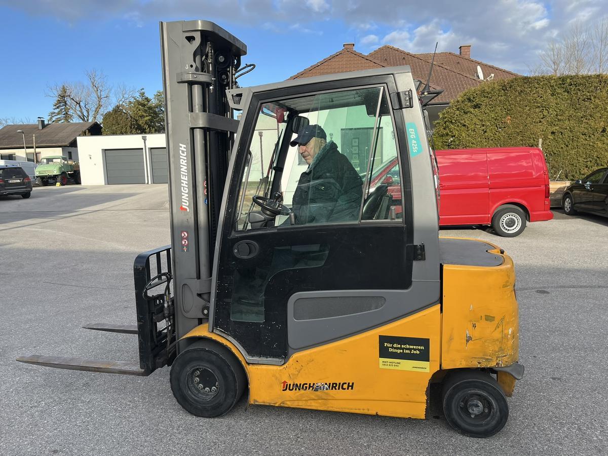 JUNGHEINRICH 4Rad Elektrohubstapler EFG425s - 6.00 DZ, ca. 4169 Betriebsstunden, mit Heizung, verglaste Kabine, Seitenschieber, inkl. Ladeger&auml;t?d=2026-03-04 02:01:51