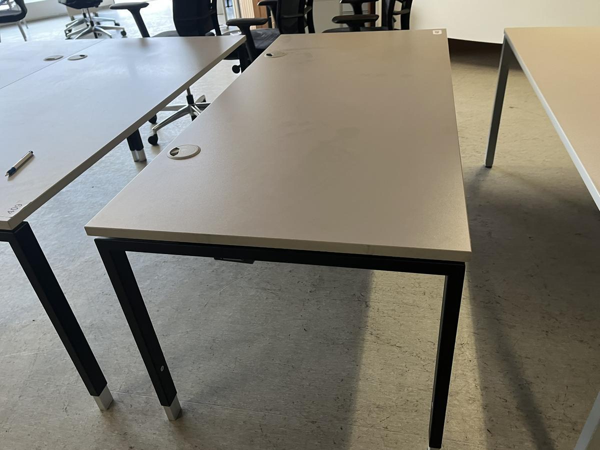 BENE Schreibtisch ca. 160/80 cm grau / Rahmen schwarz