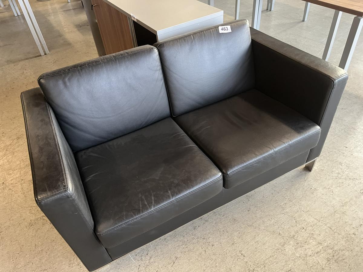 2 er Ledersitzsofa schwarz - Vorstand ca. 135/75/70 cm?d=2026-03-04 03:33:29