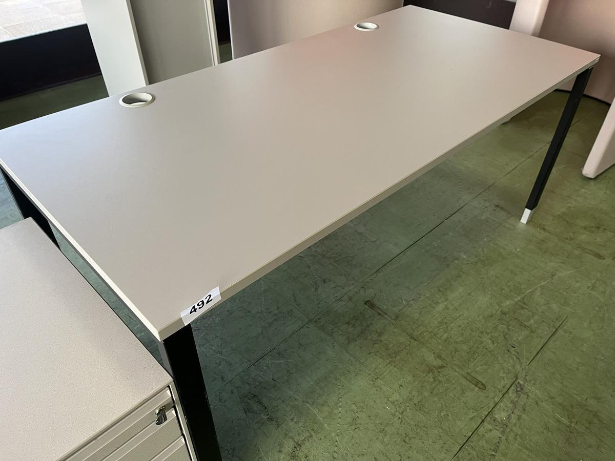 BENE Schreibtisch ca. 160/80 cm grau / Rahmen schwarz?d=2026-03-04 03:33:30