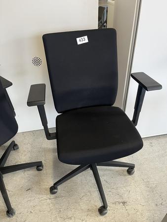 Bürodrehstuhl schwarz mit Armlehne, ergonomisch Type Office Bürodrehstuhl schwarz mit Armlehne, ergonomisch Type Office