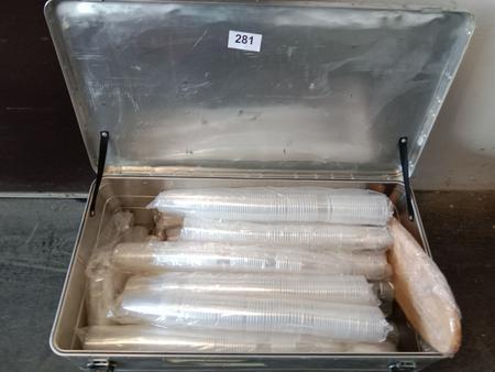 Gro�posten Plastikgl�ser inkl. Transportbox Alu 90x45x40cm