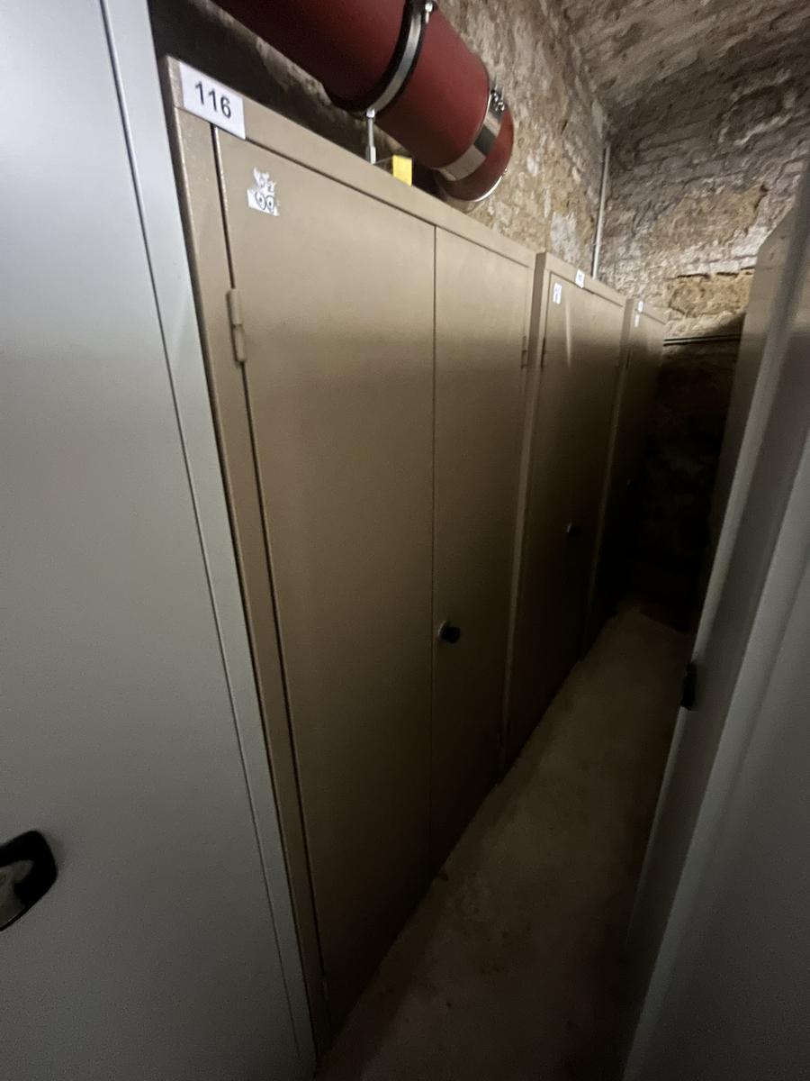 Metallschrank mit Doppelt&uuml;re, Breite 95cm, H&ouml;he 185cm, Tiefe 40cm?d=2026-03-09 21:32:02