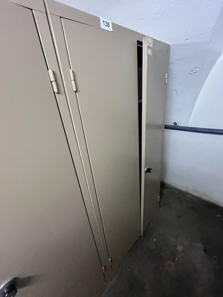 Metallschrank mit Doppelt&uuml;re, Breite 95cm, H&ouml;he 185cm, Tiefe 40cm?d=2026-03-09 21:30:17