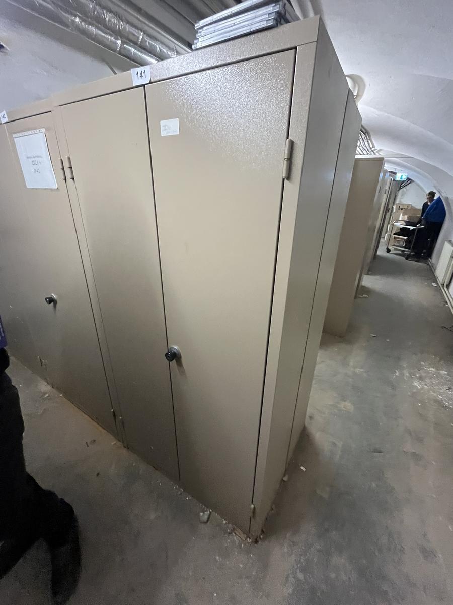 Metallschrank mit Doppelt&uuml;re, Breite 95cm, H&ouml;he 185cm, Tiefe 40cm?d=2026-03-09 21:32:17