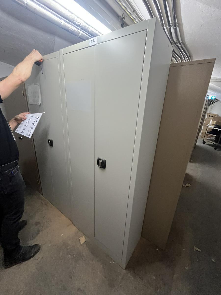 Metallschrank mit Doppelt&uuml;re, Breite 80cm, H&ouml;he 195cm, Tiefe 40cm?d=2026-03-09 21:30:04