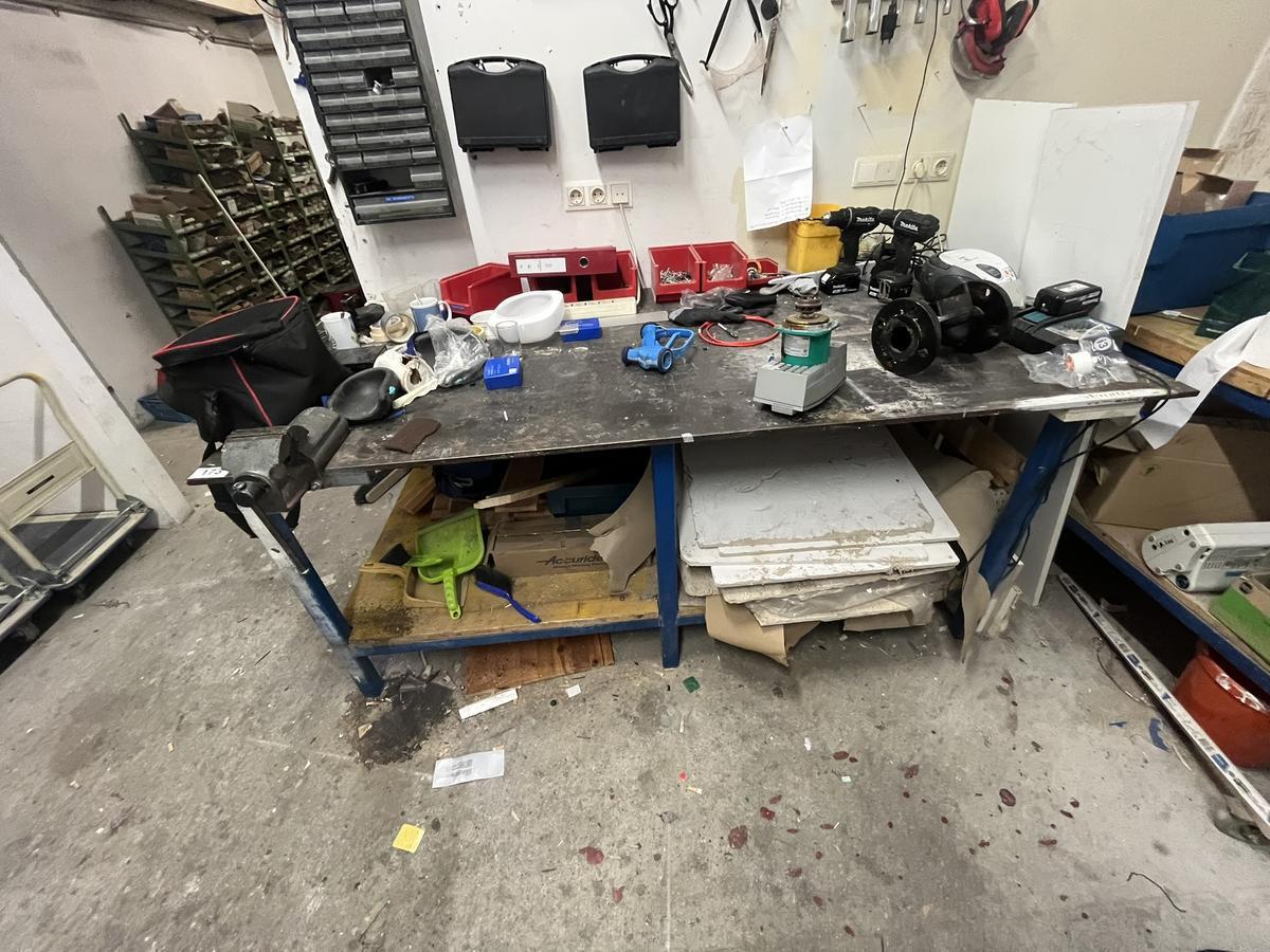 Werkbank mit Schraubstock und Metallplatte, ca. 15mm stark, ca. 204x110x100cm?d=2026-03-09 21:31:50