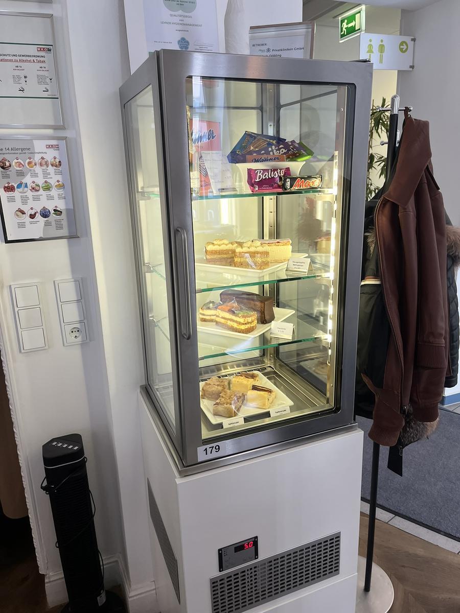 K&uuml;hlvitrine, mit T&uuml;r, ca. 50x50x180cm?d=2026-03-09 21:32:12