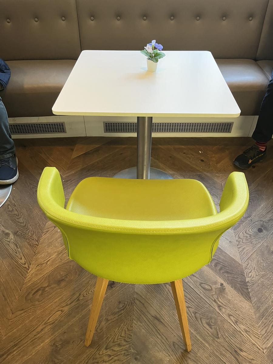 8 Stk. Besuchertische, je ca. 70x70cm?d=2026-03-09 21:31:49