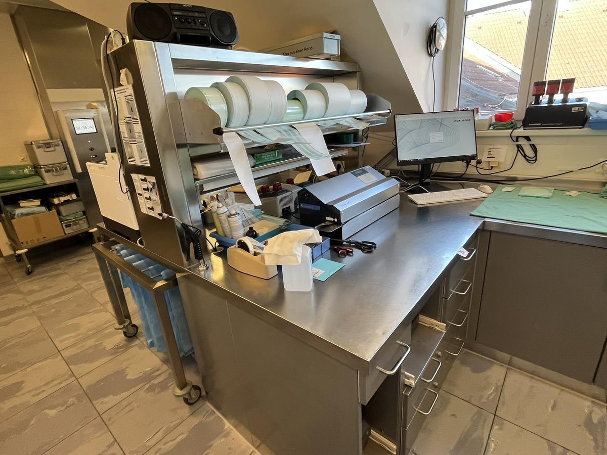 Edelstahl Arbeitstischmodul, ca. 205x200x85cm, links rechts mit Aufsatz?d=2026-03-09 20:03:19