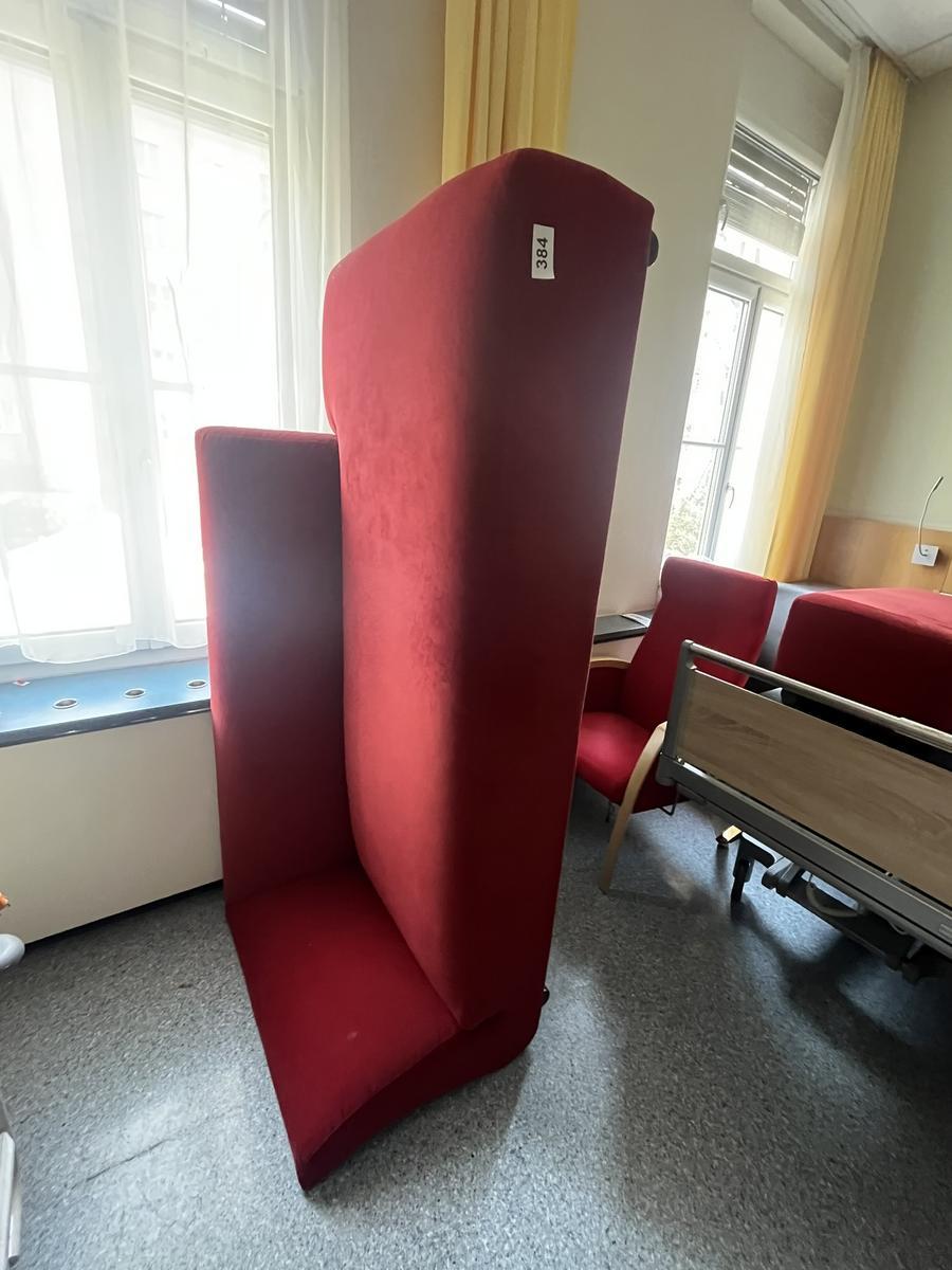 rotes Sitzsofa mit Hocker