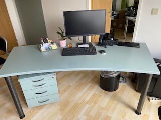 Schreibtisch, geschwungen, ca. 200x80cm?d=2026-03-09 21:31:39