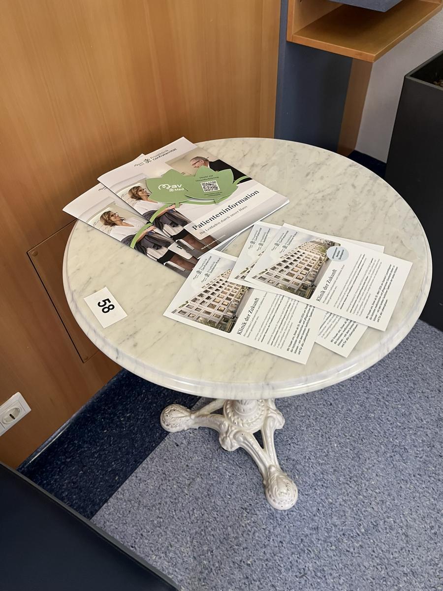 2 Stk. Tische mit Granitplatte, DM 60cm?d=2026-03-09 20:04:55