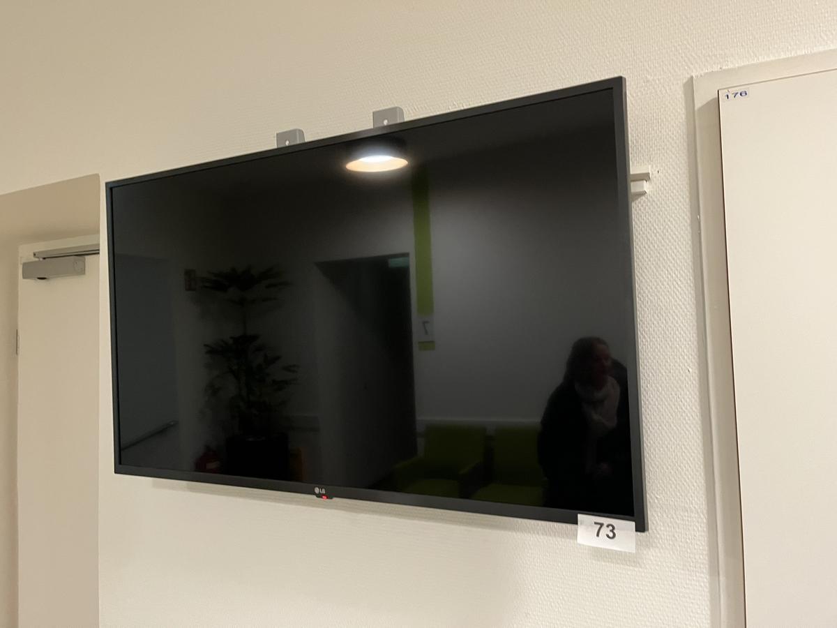 LG TV Ger&auml;t, mit Wandhalterung, Diagonale 106cm?d=2026-03-09 21:31:57