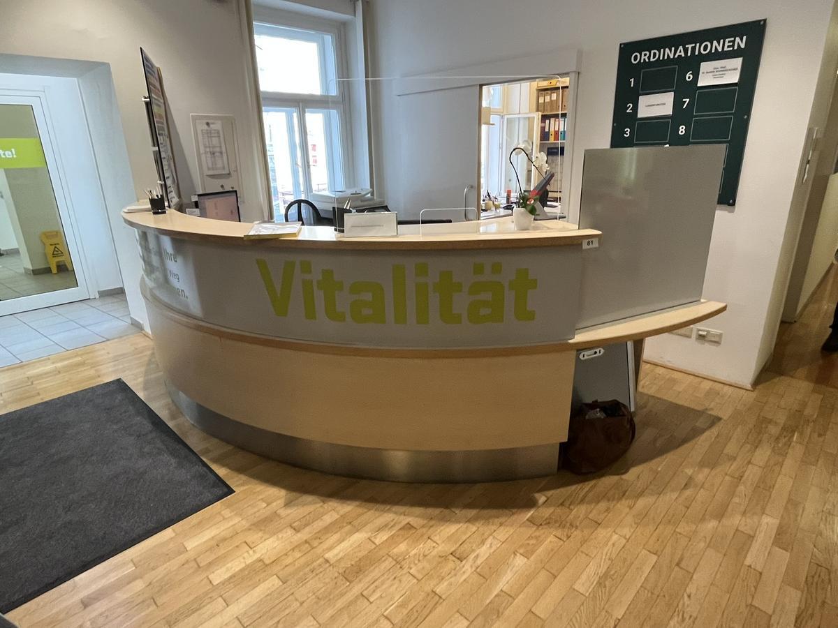 Empfangspult, 330cm lang, 220cm tief?d=2026-03-09 21:30:08