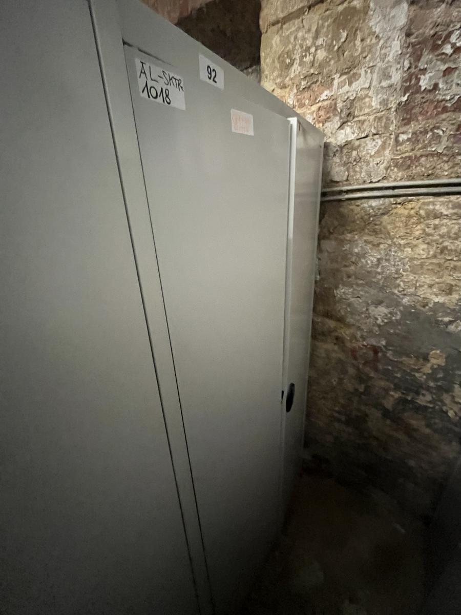 Metallschrank mit Doppelt&uuml;re, Breite 80cm, H&ouml;he 195cm, Tiefe 40cm?d=2026-03-09 21:31:47