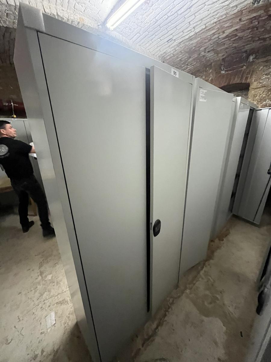 Metallschrank mit Doppelt&uuml;re, Breite 80cm, H&ouml;he 195cm, Tiefe 40cm?d=2026-03-09 21:32:17