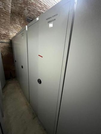 Metallschrank mit Doppelt�re, Breite 80cm, H�he 195cm, Tiefe 40cm