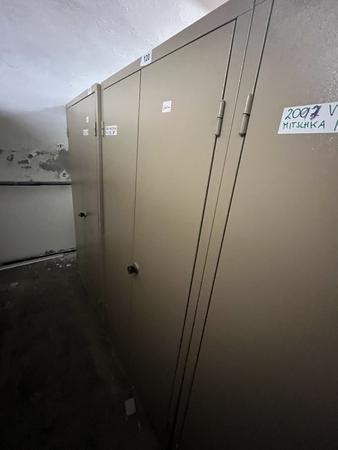 Metallschrank mit Doppelt�re, Breite 95cm, H�he 185cm, Tiefe 40cm