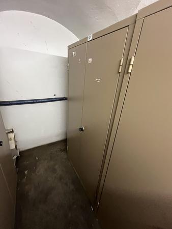 Metallschrank mit Doppelt�re, Breite 95cm, H�he 185cm, Tiefe 40cm