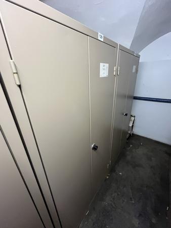 Metallschrank mit Doppelt�re, Breite 95cm, H�he 185cm, Tiefe 40cm