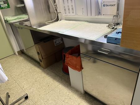 Kiefer Sp�ltischverbau, mit Unterbauschrank, 3fl�gelig, ca. 295x60cm