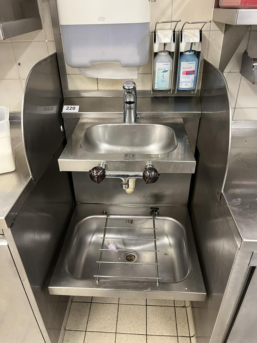 Hygienestation ca. 60/60/110 cm in Edelstahlausf&uuml;hrung?d=2026-03-09 20:03:17