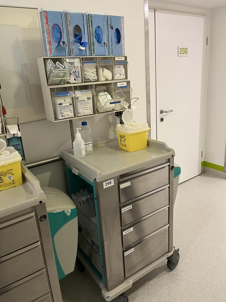 Verbandswagen ca. 80/55/170 cm ohne Inhalt?d=2026-03-09 21:30:13