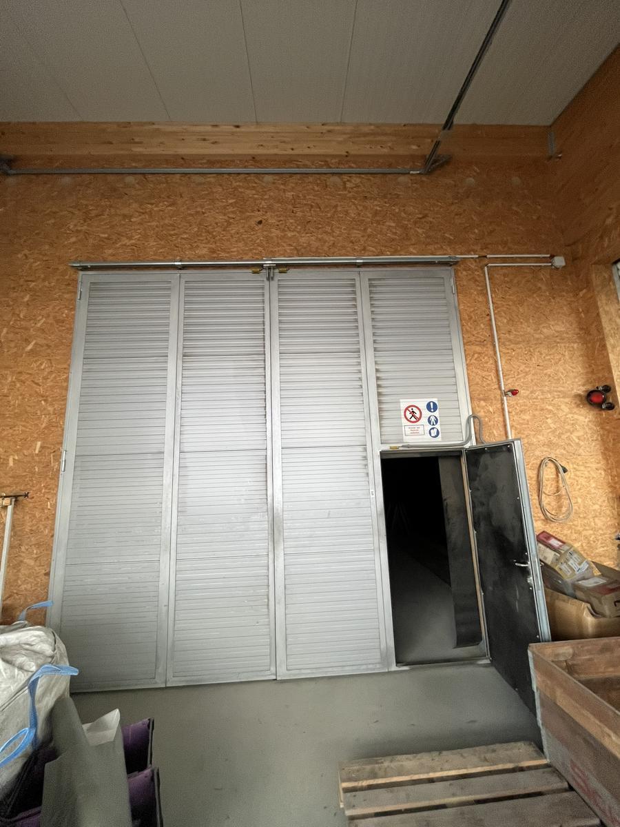 komplette Sandstrahlkabine samt Toranlage, Seitenschutzw&auml;nde, Lichtanlage, Strahldruckregelung, ca. 9.50/7 m?d=2026-03-07 00:43:35