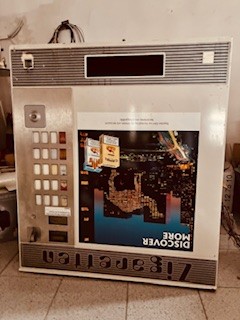 Zigarettenautomat, Standger&auml;t mit M&uuml;nzeinwurf, H&ouml;he 102cm, L&auml;nge 98cm, 34 cm tief, nicht funktionsf&auml;hig