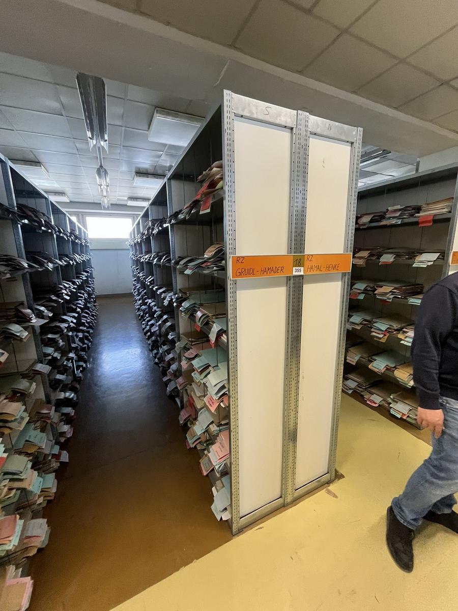 8.4 Laufmeter Doppelregale 40/40 breit, 225 cm hoch 6 Fachebene?d=2026-03-16 18:59:46