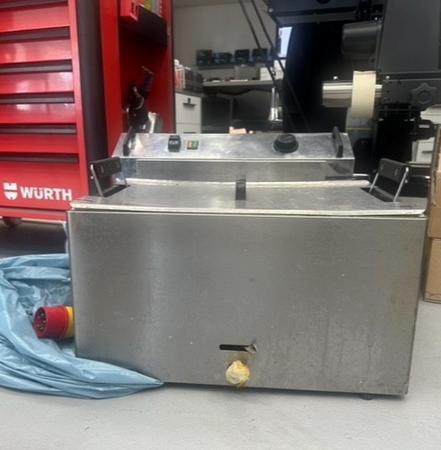 Fritteuse ca. 12 - 15 Liter, 53x46x100cm, vermutlich defekt