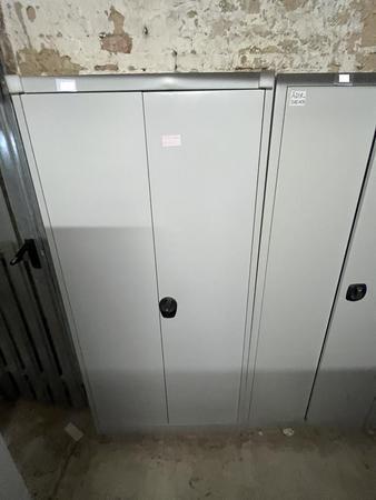 Metallschrank mit Doppelt�re Breite: 80 cm H�he: 195 cm Tiefe: 40 cm