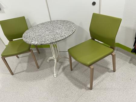 Besuchertisch ca. 80 cm Durchmesser mit 2 St�hlen