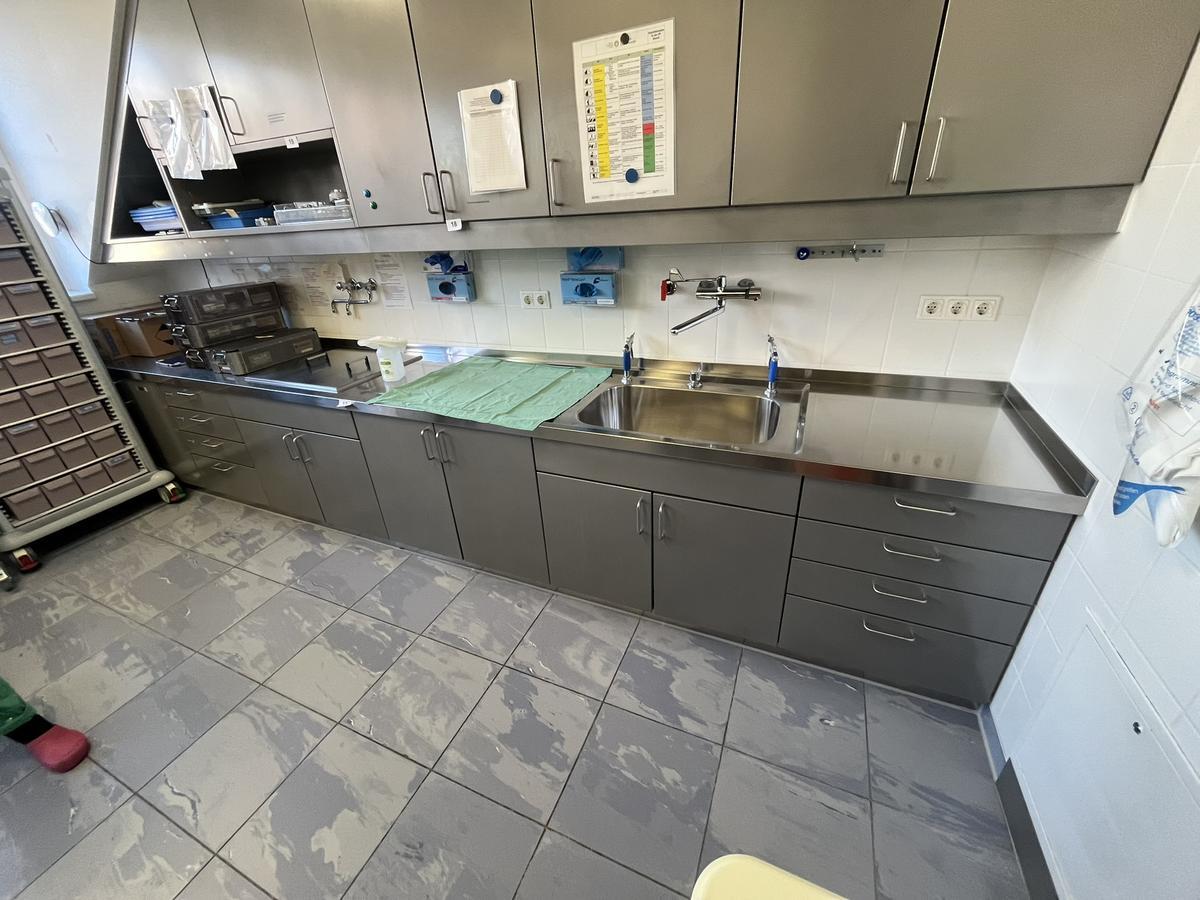 2teiliger Edelstahl Arbeitstisch, ca. je 240x70x85cm?d=2026-03-25 09:33:47