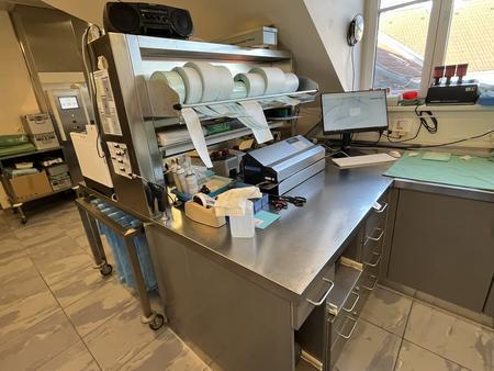 Edelstahl Arbeitstischmodul, ca. 205x200x85cm, links rechts mit Aufsatz