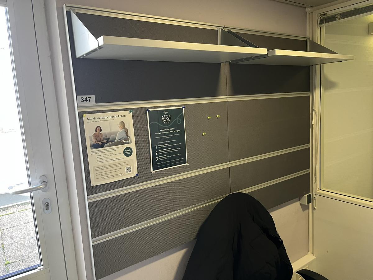 Pinnwand mit Ablageregal ca. 160/110 cm?d=2026-03-24 08:05:10