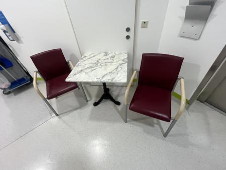 Besuchertisch ca. 70/70 cm mit 2 St�hlen