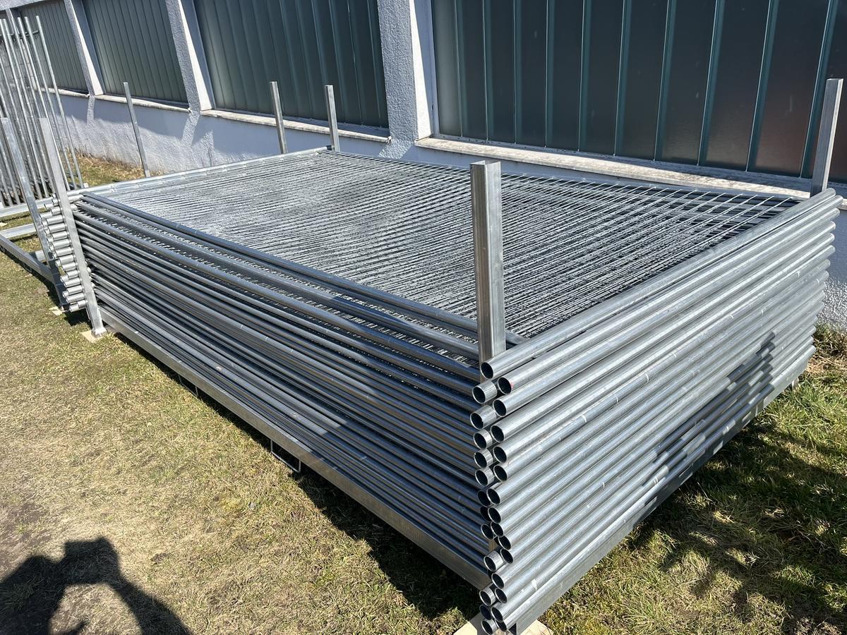 45 Stk. Bauzaunelemente ca. 350x200cm, mit Stapelpalette, 45 Sockelsteine?d=2026-04-07 23:44:59