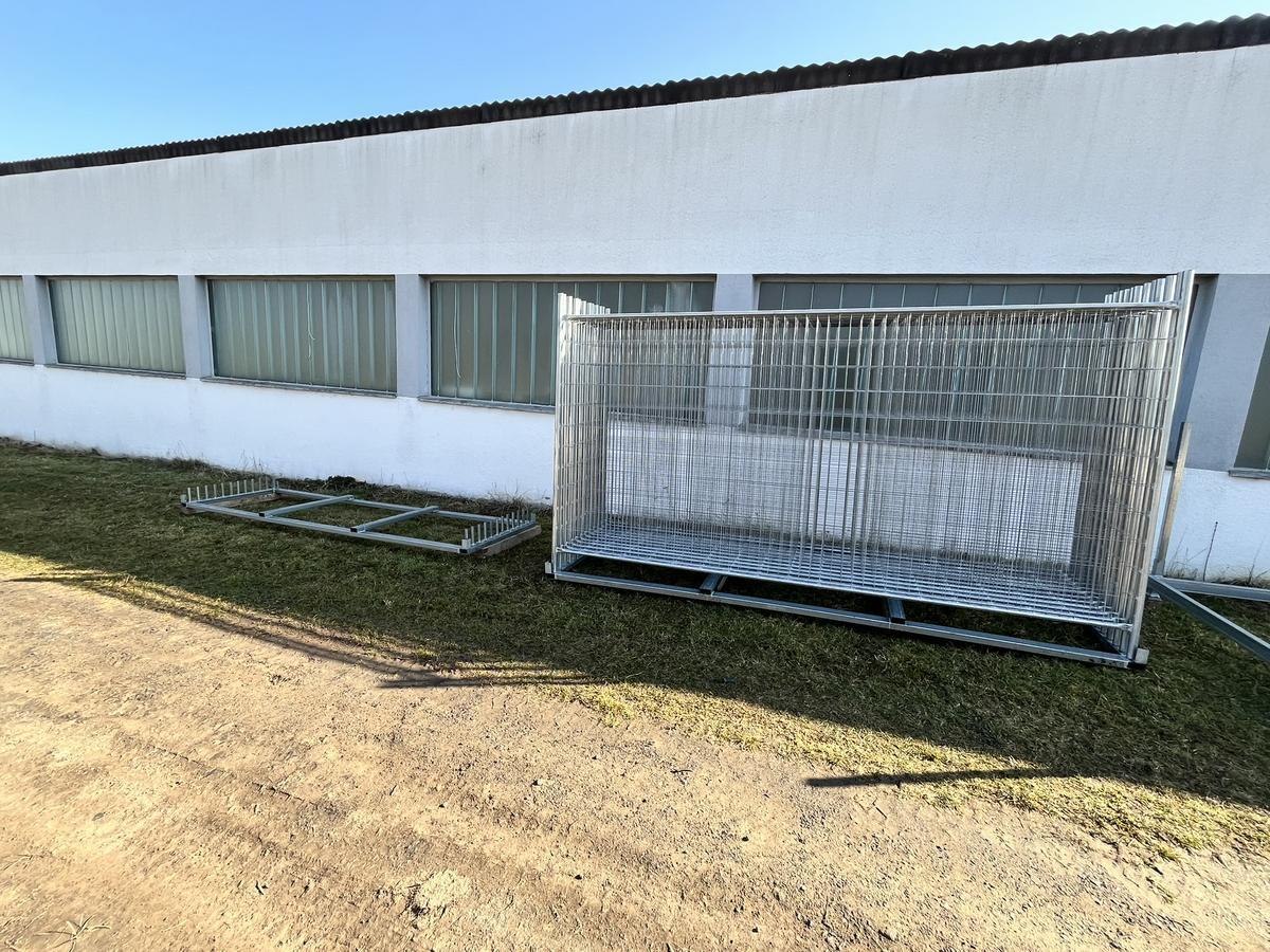 12 Stk. Bauzaunelemente ca. 350x200cm, mit Stapelbox, 12 Sockelsteine