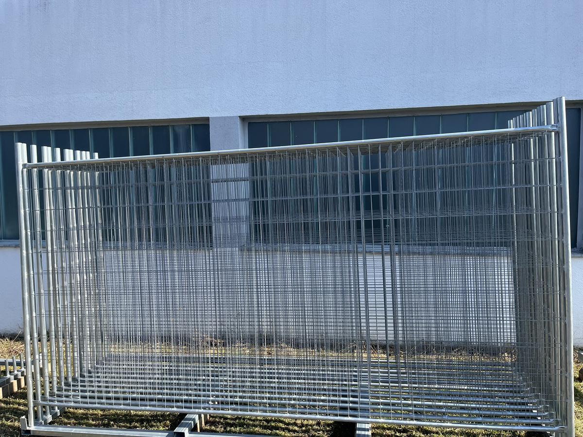 12 Stk. Bauzaunelemente ca. 350x200cm, mit Stapelbox, 12 Sockelsteine?d=2026-04-07 23:46:02
